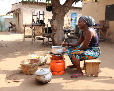 Bénéficiaire de Mivo Energie au Togo utilisant un réchaud à gaz