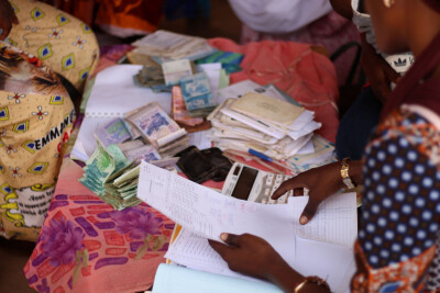 Gros plan sur l'épargne déposée par les bénéficiaires d'une institution de microfinance sociale d'E
