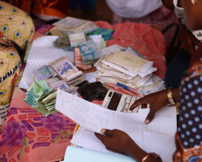 Gros plan sur l'épargne déposée par les bénéficiaires d'une institution de microfinance sociale d'E