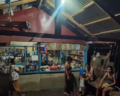 Boutique d'une commerçante accompagnée par ATECo aux Philippines, éclairée grâce à un kit d'éclaira