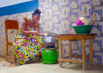 Femme utilisant un réchaud amélioré de Mivo Energie au Togo
