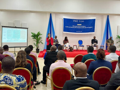 Prise de parole lors de la table ronde à Lomé, Togo, sur l'économie sociale et solidaire