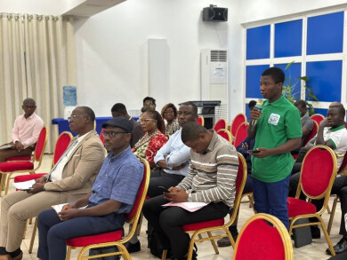 Prise de parole lors de la table ronde à Lomé, Togo, sur l'économie sociale et solidaire