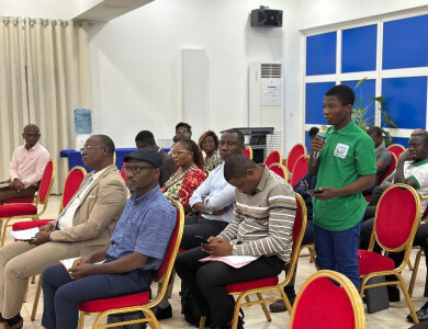 Prise de parole lors de la table ronde à Lomé, Togo, sur l'économie sociale et solidaire