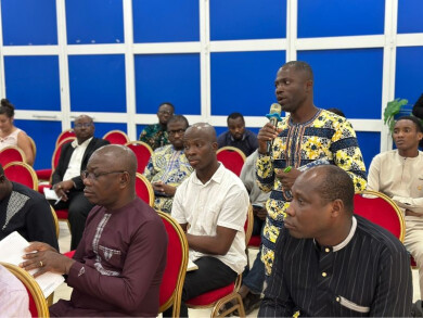 Prise de parole lors de la table ronde à Lomé, Togo, sur l'économie sociale et solidaire