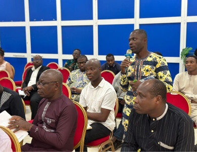 Prise de parole lors de la table ronde à Lomé, Togo, sur l'économie sociale et solidaire