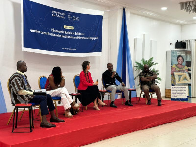 Prise de parole lors de la table ronde à Lomé, Togo, sur l'économie sociale et solidaire
