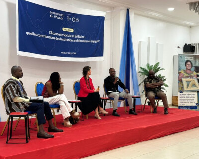 Prise de parole lors de la table ronde à Lomé, Togo, sur l'économie sociale et solidaire