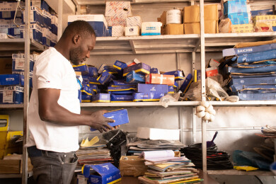 Bénéficiaire de Yikri au Burkina Faso dans son magasin de pièces détachées