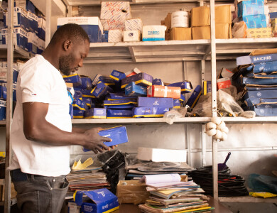 Bénéficiaire de Yikri au Burkina Faso dans son magasin de pièces détachées