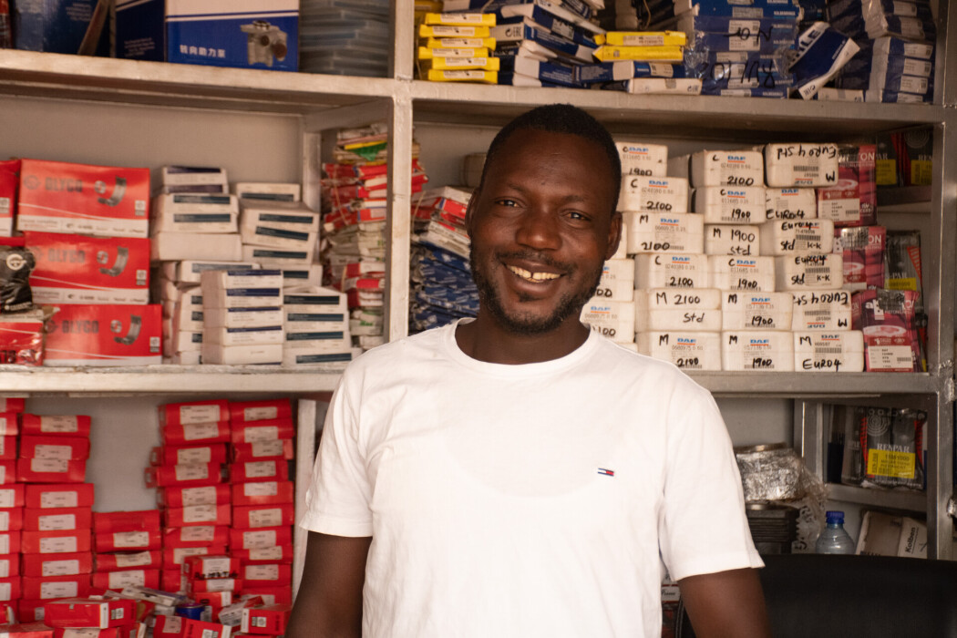 Bénéficiaire de Yikri au Burkina Faso dans son magasin de pièces détachées