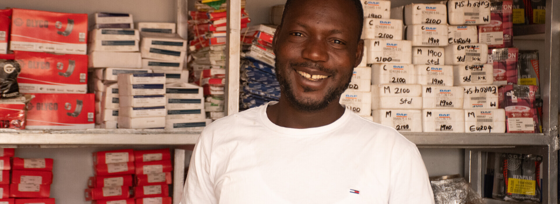 Bénéficiaire de Yikri au Burkina Faso dans son magasin de pièces détachées