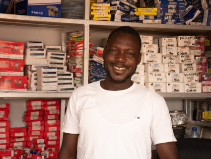 Bénéficiaire de Yikri au Burkina Faso dans son magasin de pièces détachées