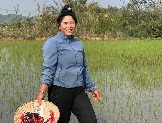 Bénéficiaire de Anh Chi Em dans son champs au Vietnam