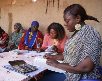 Collecte d'épargne lors des réunions de groupe au Burkina Faso
