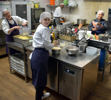 des bénéficiaires du programme des saveurs et des ailes d'entrepreneurs du monde suivent une format