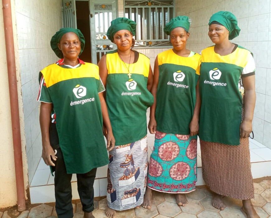 quatre bénéficiaires du programme émergence au burkina faso, en tenue de travail