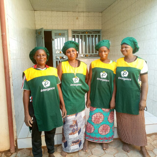 quatre bénéficiaires du programme émergence au burkina faso, en tenue de travail