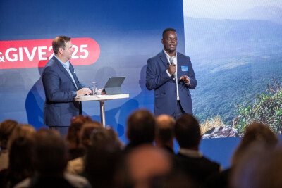 alex kadjomou et david berard sur scène lors du pitch and give 2025 d'entrepreneurs du monde à pari