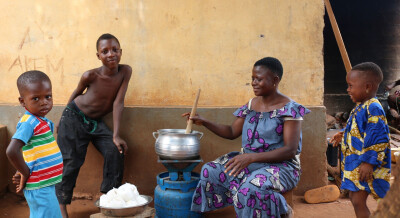 une bénéficiaire du programme mivo au togo cuisine avec son réchaud de cuisson