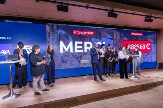 l'équipe d'entrepreneurs du monde remercie le public à la fin du pitch&give 2025 à paris