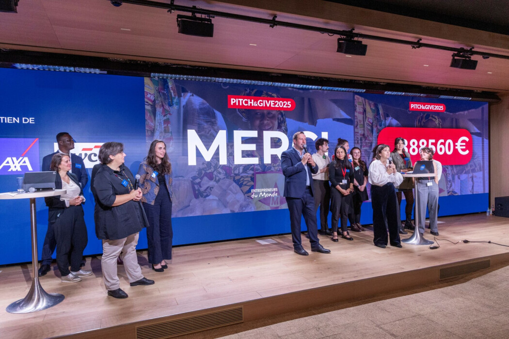 l'équipe d'entrepreneurs du monde remercie le public à la fin du pitch&give 2025 à paris