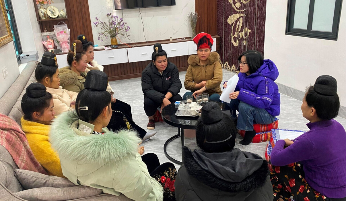 Une animatrice d'Anh Chi Em, au Vietnam, anime un groupe de discussion avec plusieurs bénéficiaires