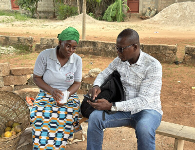 Un animateur d'Assilassimé Solidarité au Togo mène une enquête de satisfaction auprès d'une bénéfic