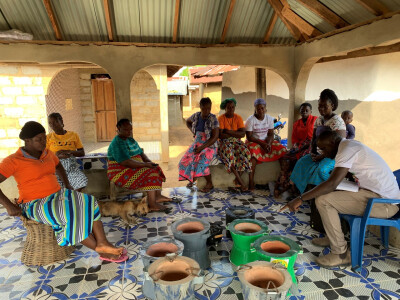 Des bénéficiaires d'Elili, au Libéria, suivent une formation sur l'utilisation des réchauds de cuis