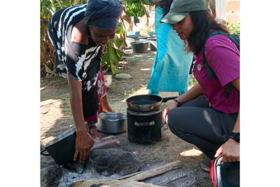 Une bénéficiaire de Fansoto au Sénégal montre la méthode de cuisson traditionnelle "3 pierres" qu'e