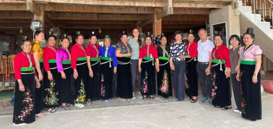 Myriam Carbonare et Chloé Mendiondo entourées de bénéficiaires d'Anh Chi Em au Vietnam