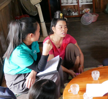 Une bénéficiaire d'Anh Chi Em, au Vietnam, échange avec la vétérinaire du programme.