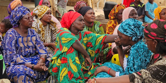 groupe de femmes bénéficiaires de fansoto au sénégal participant à une formation