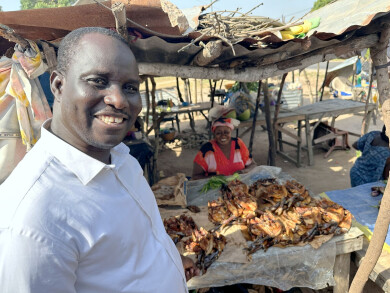 Diery Sene, directeur de Fansoto au Sénégal, rend visite à une bénéficiaire qui vend du poisson séc