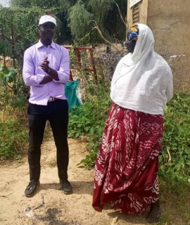Mountaga Sall, responsable du Fina Tawa au Sénégal, discute avec une bénéficiaire