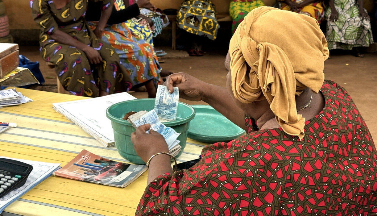 Une femme compte l'épargne déposée par les bénéficiaires d'Assilassimé au Togo
