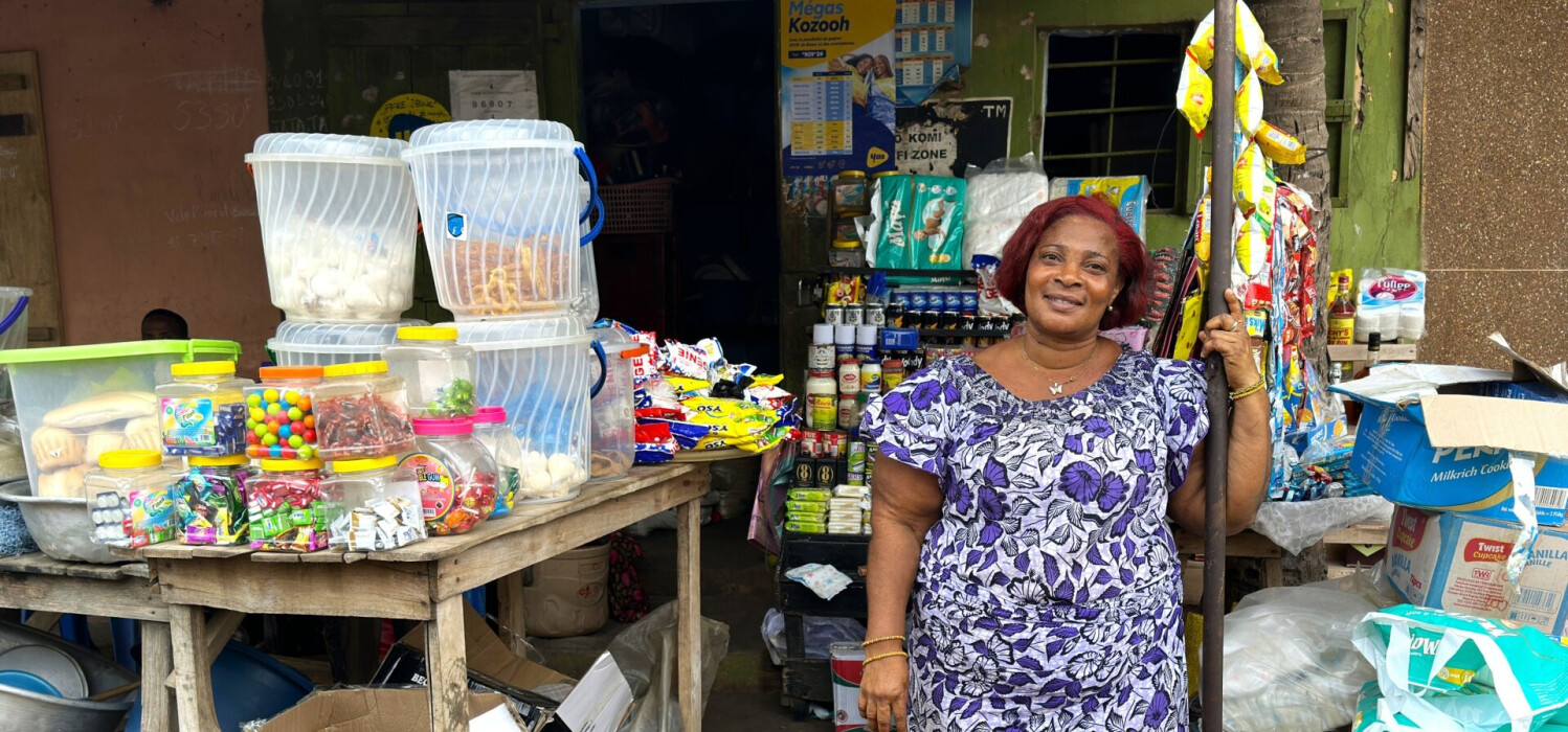 Une bénéficiaire d'Assilassimé au Togo devant son petit commerce