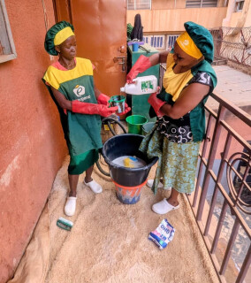 Deux bénéficiaires d'Emergence au Burkina Faso préparent des produits de nettoyage.