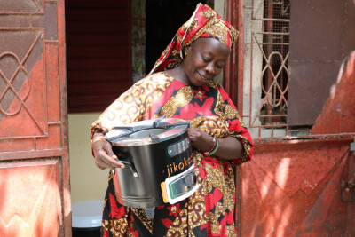 Une bénéficiaire de FANSOTO au Sénégal tient un réchaud de cuisson amélioré