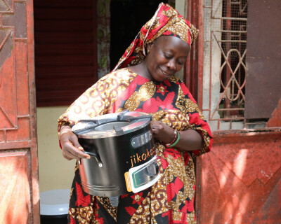 Une bénéficiaire de FANSOTO au Sénégal tient un réchaud de cuisson amélioré