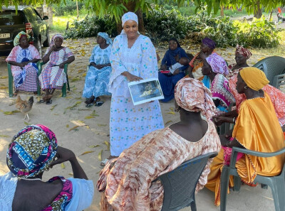 Une animatrice de FANSOTO anime une causerie auprès de femmes bénéficiaires