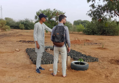 Pierre Busson, chargé de filières agricoles, échange avec un conseiller technique agricole de Fina 