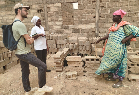 Pierre Busson, chargé de filières agricoles, rend visite à des agricultrices accompagnées par Fina 