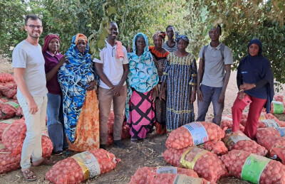 Pierre Busson, chargé de filières agricoles, rend visite à un groupe de productrices et producteurs