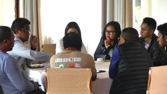 Lors des Journées d'études organisées par le Groupe initiatives à Madagascar, les participants trav