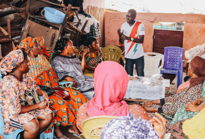 Un groupe de femmes bénéficiaires de Wakili en Guinée suivent une formation