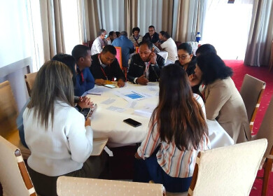 Lors des Journées d'études organisées par le Groupe initiatives à Madagascar, les participants trav