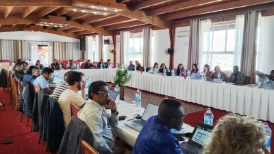 Lors des Journées d'études organisées à Madagascar par le Groupe initiatives, les participants écou