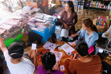 Daw Hla Ohnmar Tun, animatrice terrain chez SOO au Myanmar, anime un groupe de formation avec des b