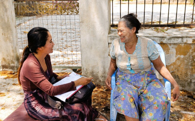 Daw Hla Ohnmar Tun, animatrice terrain chez SOO au Myanmar, rend visite à une bénéficiaire